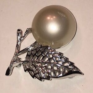 Sarah Coventry Silver Tone Leaf Brooch with Faux Pearl Accent